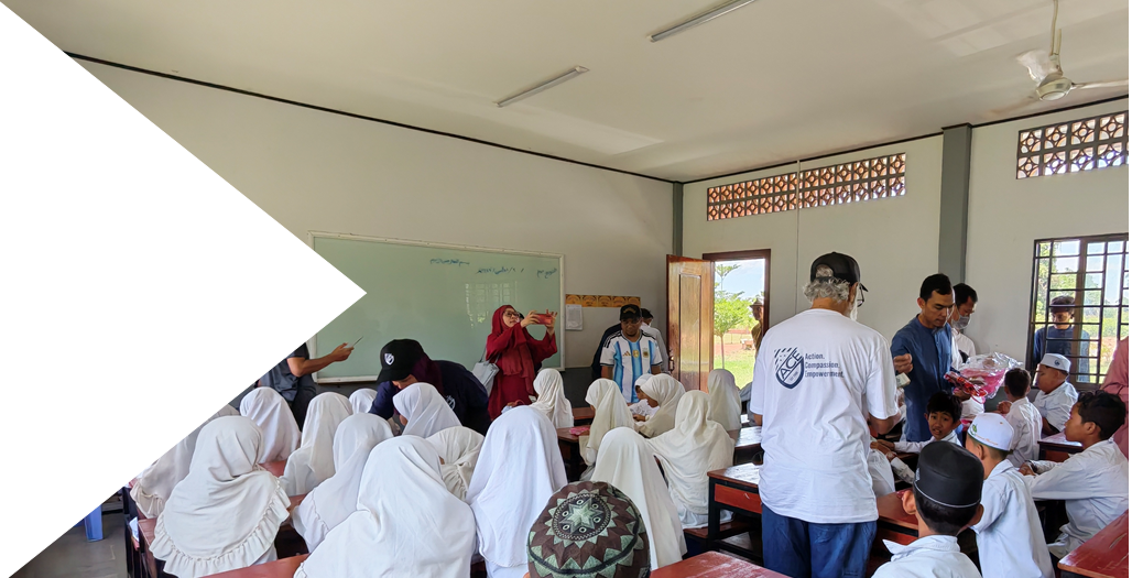 Primary-school-aged children in a classroom at Tajdid Academy