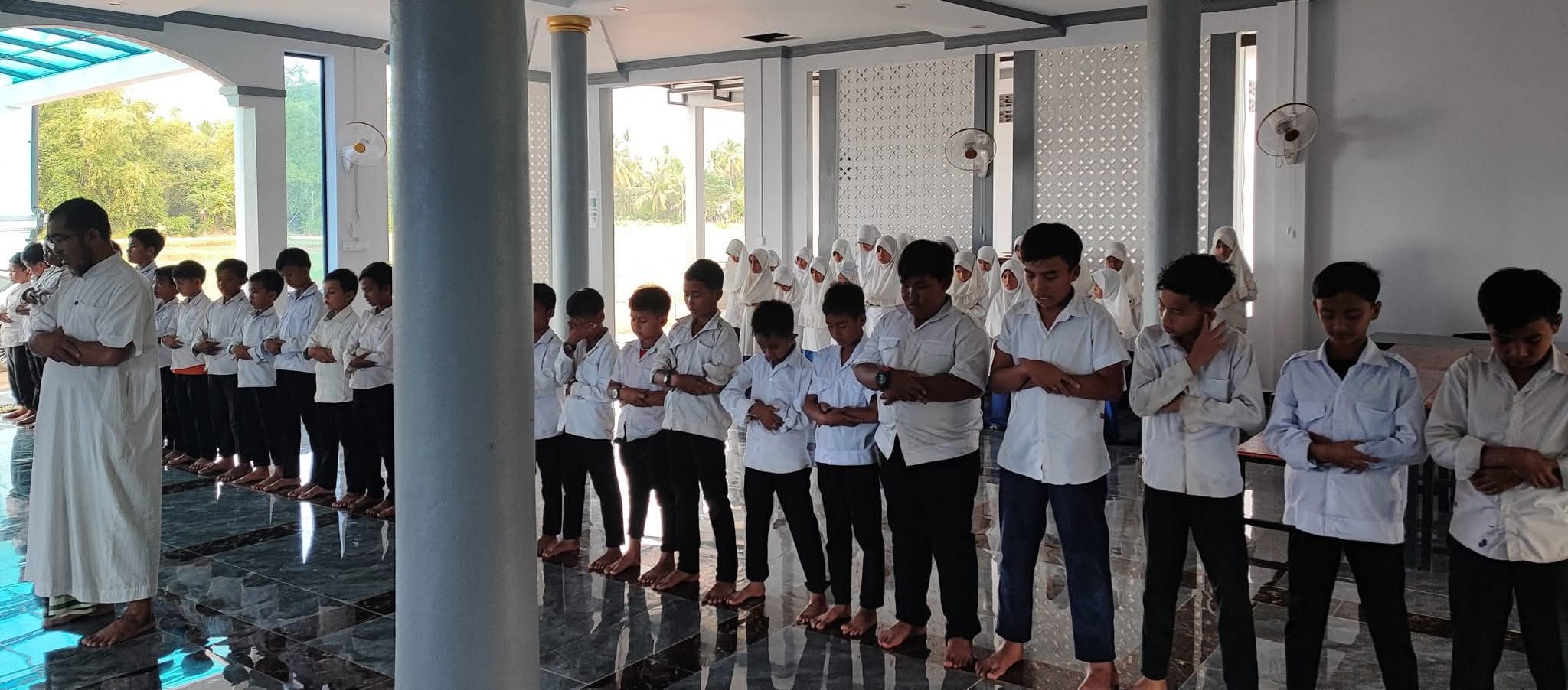 Children performing Salaat at Tajdid Academy